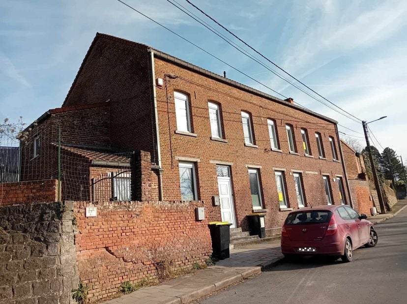 Bel ensemble immobilier à vendre à Obourg comprenant 3 habitations louées actuellement  Logement 1 : coin cuisine équipée, Living, salle de bain, 2 Ch