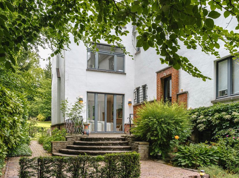 Deze volledig gerenoveerde driezijdige villa ligt aan een prestigieuze laan in Ukkel, op een steenworp afstand van de winkels Vert Chasseur en Diesdel