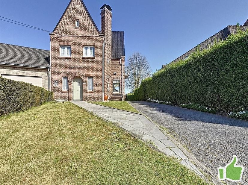 Située dans le très prisé quartier de la Coquinie, au bord du bois Fichaux, cette charmante maison semi-mitoyenne offre un cadre de vie rare, calme et