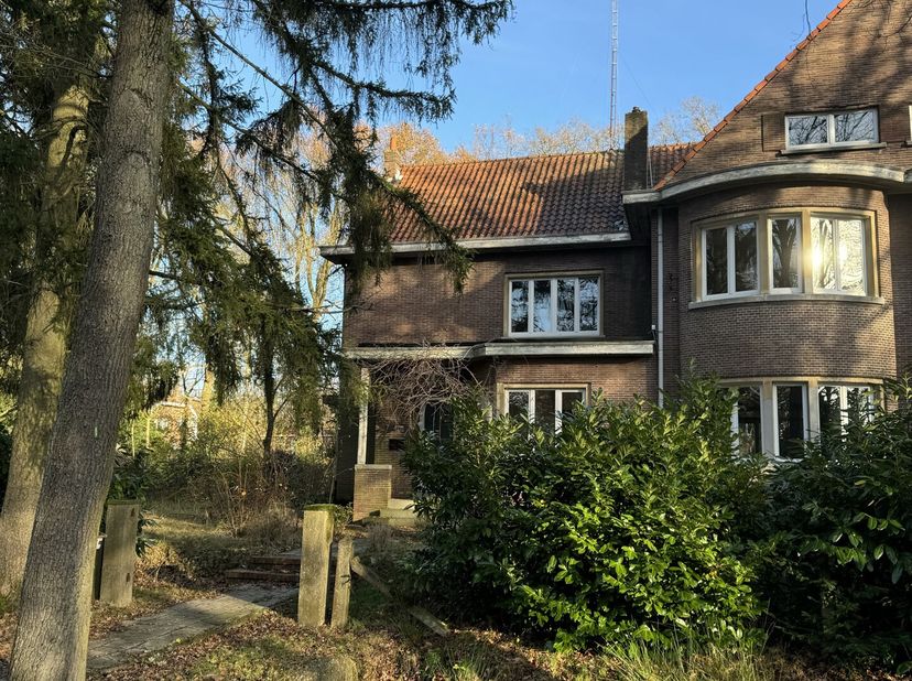 Ontdek deze authentieke woning in het hartje van leopoldsburg. Met maar liefst 6 slaapkamers is deze woning ideaal voor grote gezinnen of investeerder