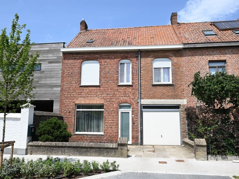 Deze ZEER RUIME én INSTAPKLARE woning  is gelegen op een perceel van 655m² en bevindt zich tussen Ruddervoorde en Torhout en is vlot te bereiken via v
