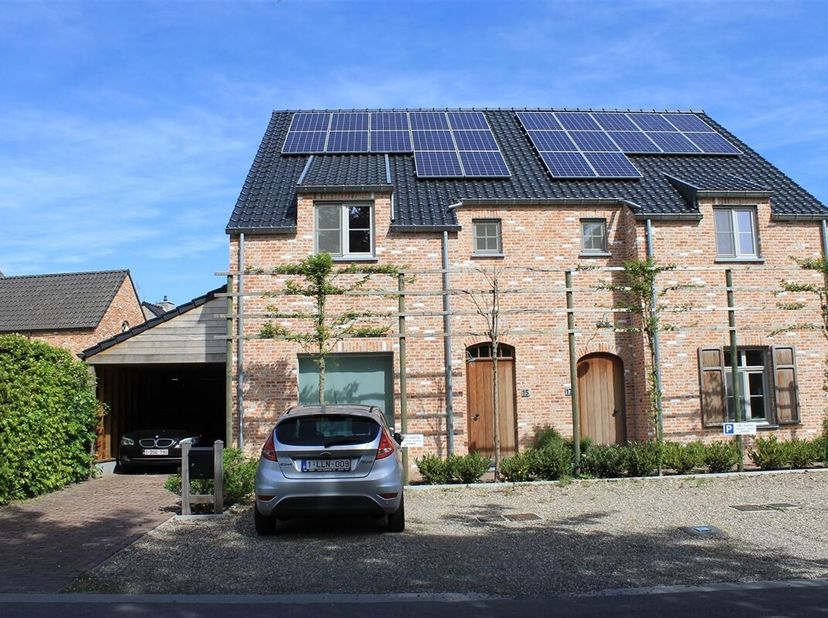 Landelijke half open bebouwing met 3 slaapkamers.&lt;br /&gt;
Indeling: Inkomhal voorzien van een inbouwkast, ruime woonkamer met mooie open keuken. De keuk