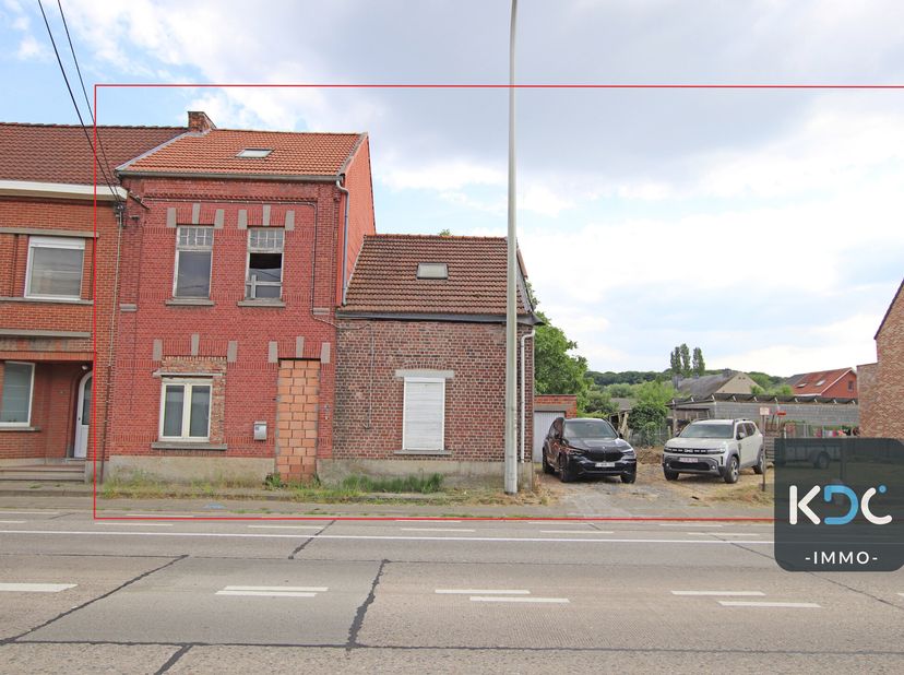 Af te werken/ruwbouw renovatieproject met potentieel te Lubbeek (Linden), op 6km van het centrum van Leuven. Perceel van 3are90ca. Halfopen bebouwing.