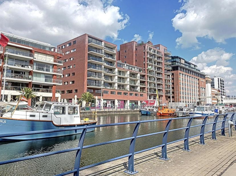 Modern gemeubeld appartement met zicht over de jachthaven!&lt;br /&gt;
Het appartementsgebouw is gelegen aan de Leuvense vaartkom, een trendy plek en ideale