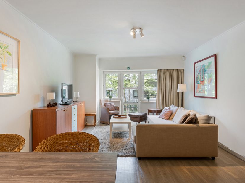 Ontdek deze recent gerenoveerde lichtrijke en energiezuinige woning met een volledig geïnstalleerde open keuken, perfect voor wie houdt van ruimte en