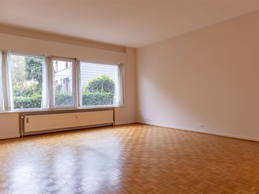 Property One, uw vastgoedpartner in Ukkel, biedt u dit ruime en lichte appartement aan, gelegen in de wijk Xavier de Bue. Met een woonoppervlakte van