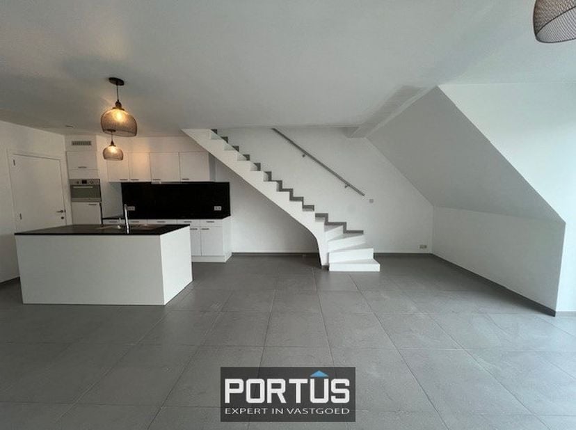 Ruim recent appartement te huur in Residentie Thymen te Nieuwpoort. Dit duplex-appartement is gelegen op de 3de en 4de verdieping en omvat op de bened