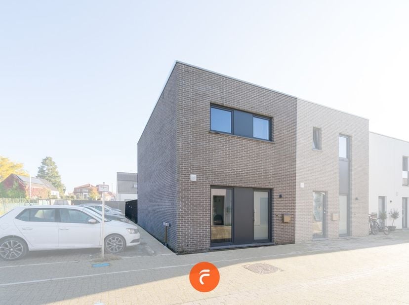Recente (bj; 2021) BEN- (Bijna Energie Neutrale) hoekwoning in rustige woonbuurt vlakbij het centrum van Deerlijk. De woning omvat een inkomhal met ap