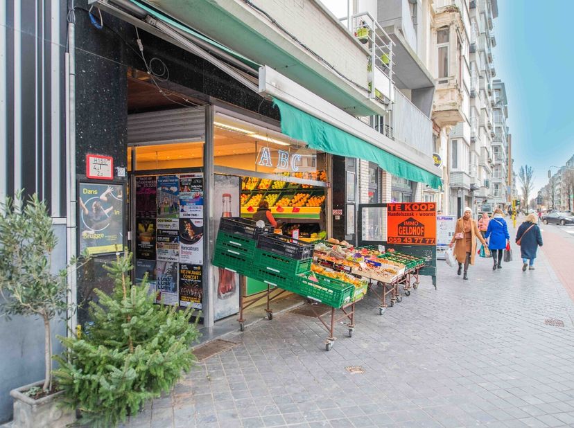Ontdek deze unieke kans om een handelspand met woonst te kopen, gelegen op een top locatie. Deze succesvolle voedingswinkel biedt talloze mogelijkhede