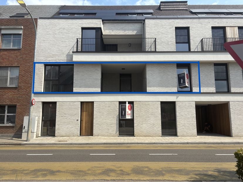 Tof appartement in de A-blok tegen de Vrijheid aan de voorzijde op de eerste verdieping! Er zijn twee slaapkamers, een badkamer, apart toilet en fijne