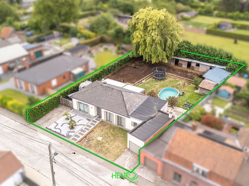 Dans un quartier paisible, à proximité immédiate des commodités, cette agréable maison de plain-pied offre un cadre de vie pratique et familial. Elle