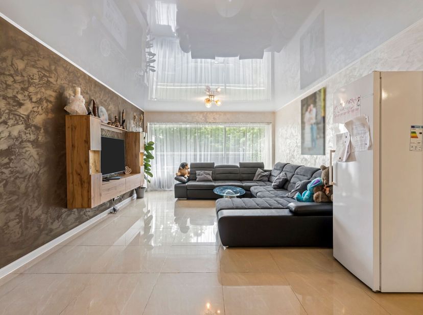 In blok 5 van het Koningin Fabiolapark bevindt zich dit ruime en lichtrijke appartement van bijna 100 m². Het strekt zich uit van de voor- tot de acht