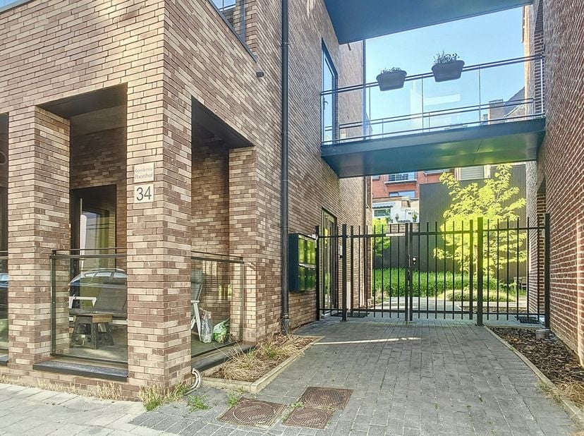 Hoogwaardige afgewerkte BEN (Bijna Energie Neutraal) appartementen in het centrum van Tienen met gemeenschappelijke stadstuin.&lt;br /&gt;
De ingang van het