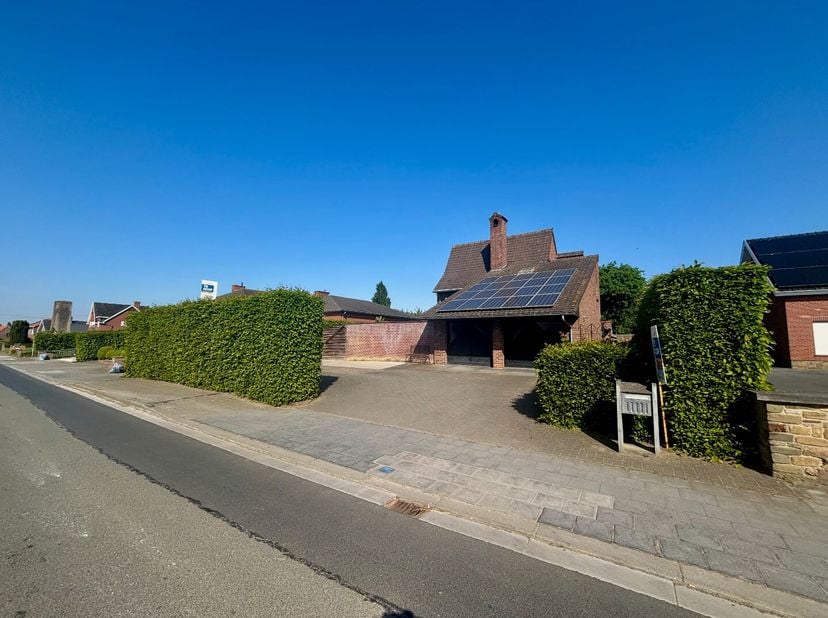 In het centrum van Langemark kan u deze unieke mooie voormalige achitectenwoning op een aangelegd perceel van 1327m² terugvinden.&lt;br /&gt;
Via de oprit m