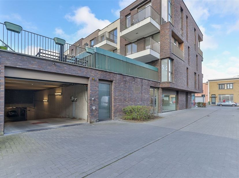 Cet appartement de 2 chambres à coucher avec terrasse ensoleillée fait partie d&#039;un immeuble récent situé près du coeur commercial de Mortsel.&lt;br /&gt;
Di