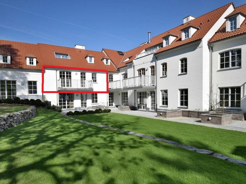 Situé au 1er étage d&#039;un bel immeuble avec ascenseur,&lt;br /&gt;
BEL APPARTEMENT de 100 m² avec terrasse,&lt;br /&gt;
dans le centre de Lasne, au calme.&lt;br /&gt;
Il