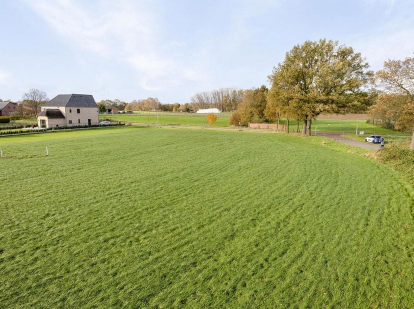 Ontdek de adembenemende mogelijkheden van deze royale bouwgrond, gelegen te midden van de betoverende natuur en toch strategisch gepositioneerd voor h
