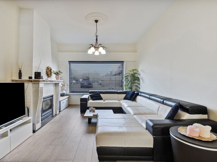 Deze recent gerenoveerde karakterwoning ligt in een doodlopende wijk met vlotte verbinding  naar allerlei faciliteiten en belangrijke uitvalswegen. De