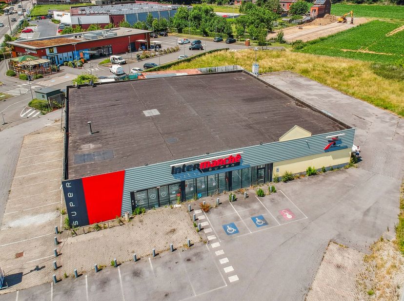 Deze commerciële eigendom van 923 m², gelegen aan de Rue de Trazegnies 150, 6180 Courcelles, biedt een brede zichtbaarheid langs een strategische en d