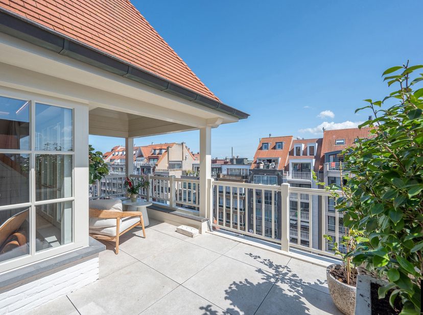 Découvrez ce duplex exceptionnel, un appartement spacieux et baigné de lumière, avec de magnifiques terrasses ensoleillées, situé dans un immeuble réc