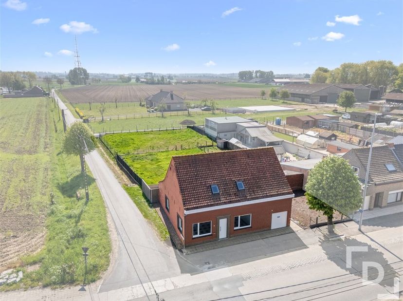 In Vlamertinge, een deelgemeente van Ieper, vinden we deze open bebouwing op een perceel van maar liefst 1440m².&lt;br /&gt;
De woning is centraal gelegen t