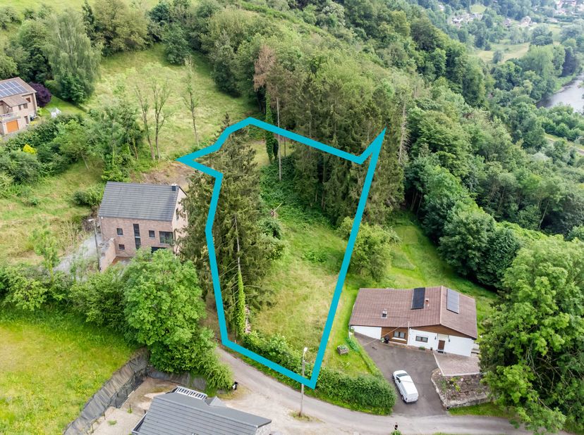 Contact : 0494 12 60 42 - We Invest Ourthe-Amblève et Laura sont ravis de vous présenter à la vente ce terrain à bâtir de ± 1885 m². Situé sur les hau