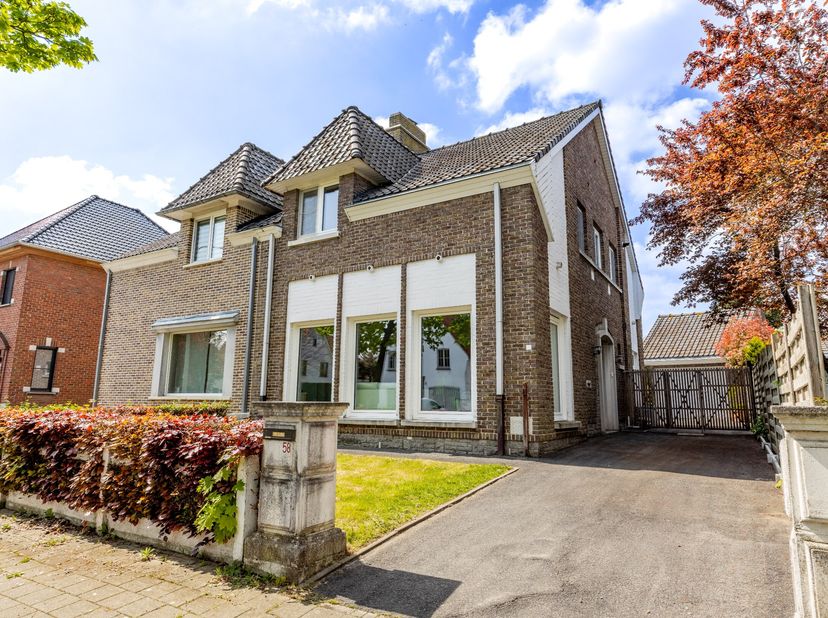 Comfortabel wonen, met alle belangrijke invalswegen vlakbij én op een boogscheut van de levendige stad Kortrijk en de bruisende gemeente Zwevegem? Dan