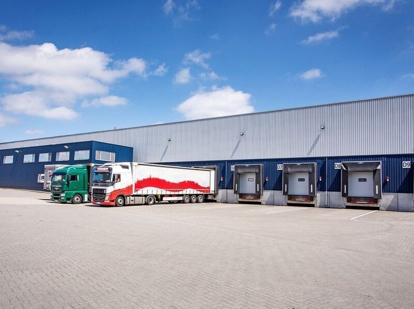 3737m² magazijn met 152m² kantoor&lt;br /&gt;
Ligging: langs A12 en E19 op 3,4km&lt;br /&gt;
Specificaties: staalstruktuur, vrije hoogte: 10m, 1 sectionale poort,