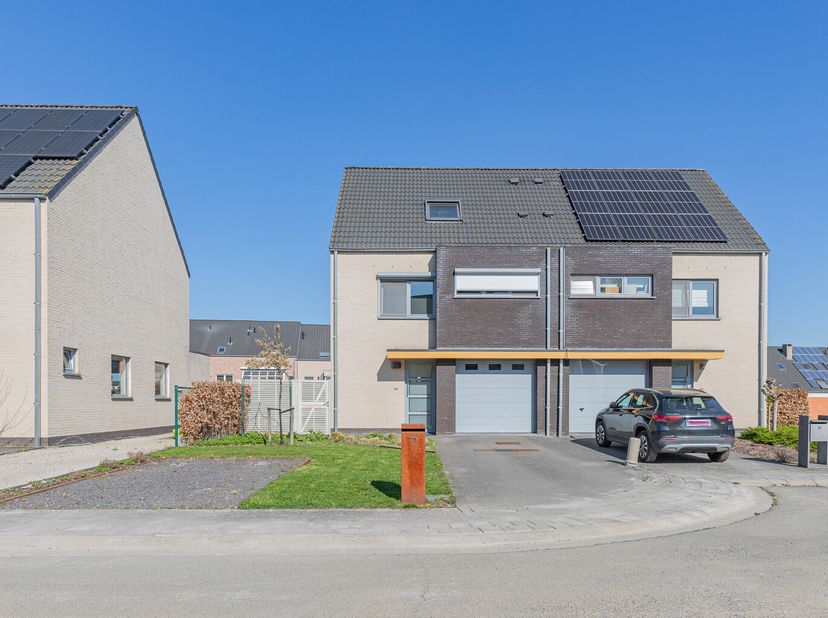 Gezellige en energiezuinige driegevel woning gelegen op een super locatie in Opwijk! Deze biedt een inkomhal, apart toilet, open volledig geïnstalleer