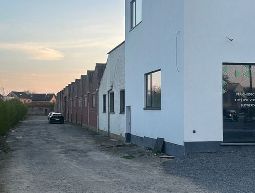                                         Bâtiment commercial à louer à Lede, € 3.000
