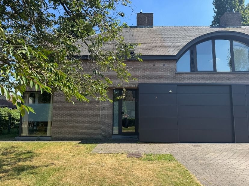 Deze half open bebouwing biedt veel ruimte en ideale ligging (nabij Edugo school, oprit R4 - E17, winkels, ...) De woning omvat op het gelijkvloers ee