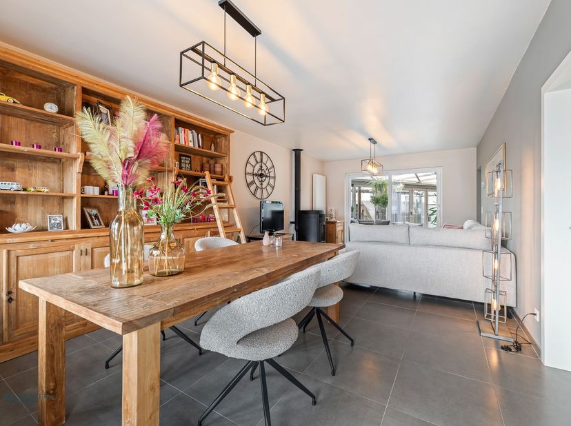 Op een uitstekende locatie te Putte bevindt zich deze gelijkvloerse woning met 2 (mogelijks 3) slaapkamers en ruime tuin. U geniet hier van een uiters