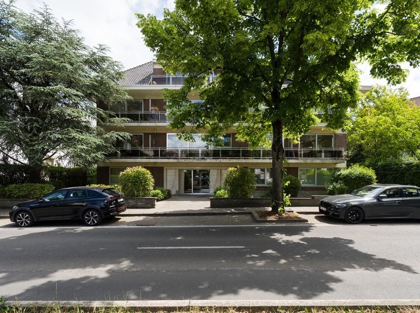 Woluwe-Saint-Pierre, à proximité de la Place Dumon, appartement (3ch/1sdb) de ± 128 m² (selon PEB) avec 2 terrasses, une cave et 2 garages fermés incl