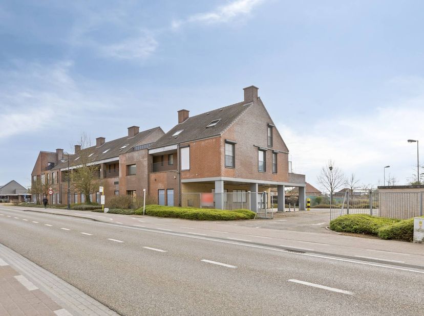 Les avantages de cette propriété commerciale:&lt;br /&gt;
- Excellente situation: Situé le long d&#039;une route très fréquentée, à 10 minutes de l&#039;E313 et à 15