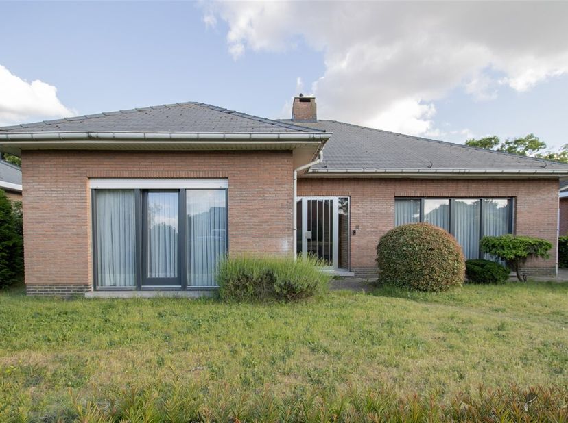 Gerenoveerde gelijkvloerswoning met 2 tot 3 slaapkamers op 760 m². &lt;br /&gt;
Inkomhal met apart toilet. &lt;br /&gt;
Woonkamer van 45 m² op keramische tegel. &lt;