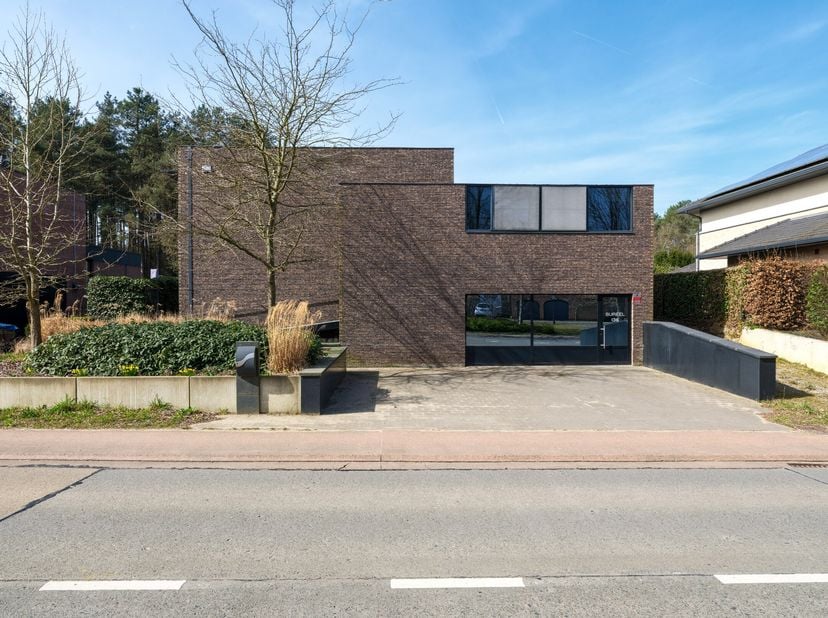 Deze moderne woning met hoge plafonds is geschikt voor een groot gezin al dan niet in combinatie met een zelfstandige activiteit.&lt;br /&gt;
De oorspronkel