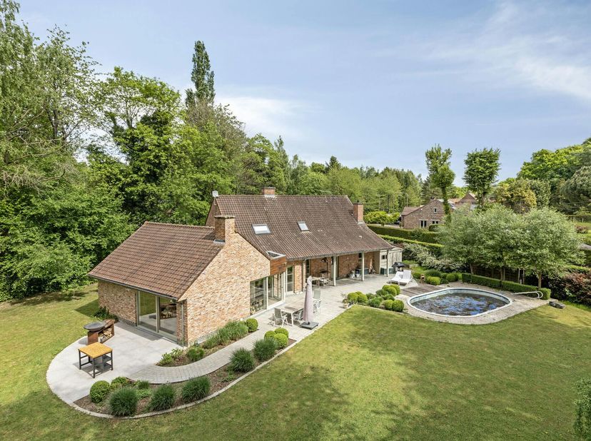 Vous rêvez d&#039;une maison calme dans un environnement magnifique ? Cette villa du Bois de Strihoux, construite en 1996, a tout pour plaire. Située dans