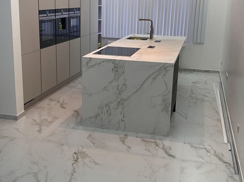 Op zoek naar een instapklare woning met ruimte voor het hele gezin én een vlotte verbinding? Deze charmante en volledig gerenoveerde 2-gevelwoning in
