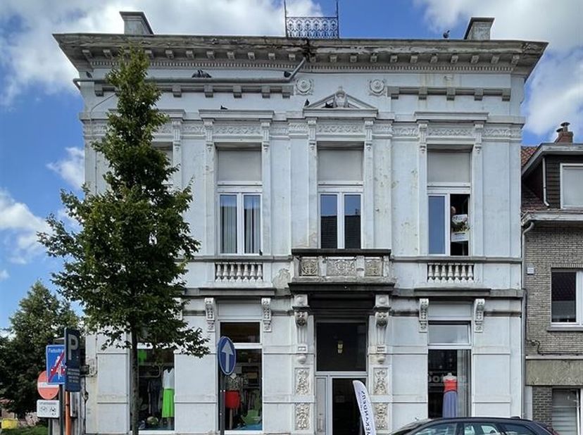Beschrijving&lt;br /&gt;
Voor deze statige herenwoning zoeken we een mooie nieuwe bestemming.  Het pand heeft een stedenbouwkundig beschermd statuut en is b