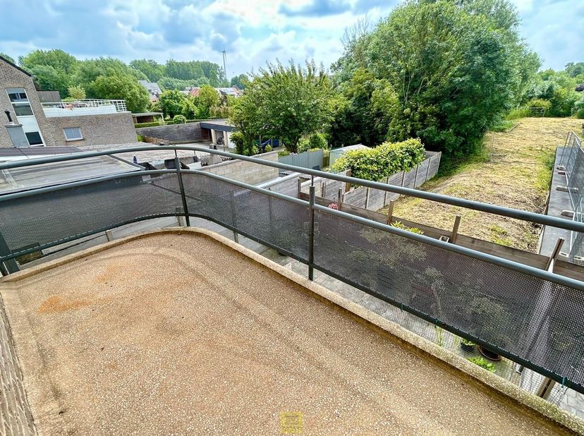 Dit eigentijds instapklaar appartement is gelegen op de 1ste verdieping (met lift) vlak in het Dorp van Denderhoutem, met alle voorzieningen bijna naa