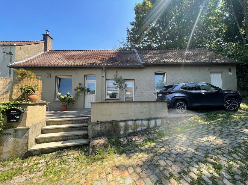 Typique maison des hauteurs du Mont-Saint-Aubert d&#039;une surface habitable de 119 m2 et érigée sur un terrain de 1.400 m2. &lt;br /&gt;
Espace living de 27 m2