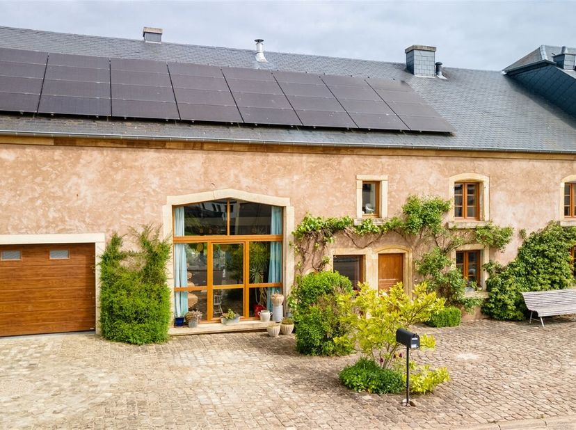 Julietimmo heeft het genoegen u dit charmante huis te presenteren, genesteld in het hart van Habergy, in de gemeente Messancy, dat een uitzonderlijke