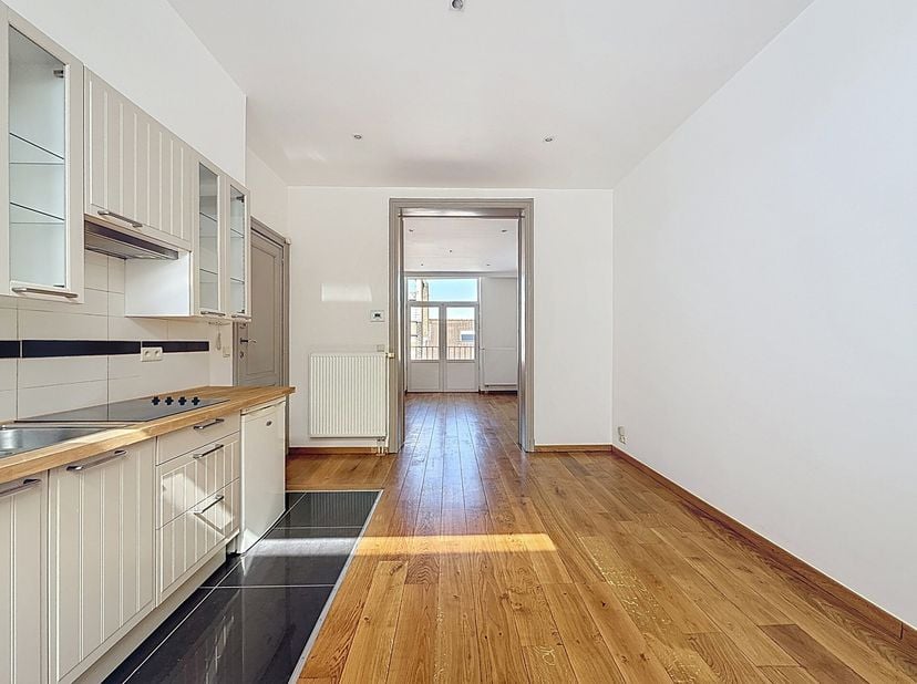 MERODE/CINQUANTENAIRE - Volledig gerenoveerd appartement op de 2e verdieping van een klein flatgebouw in het hart van de Europese wijk. Indeling: woon