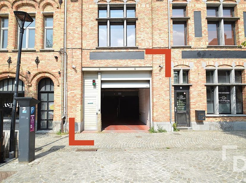 Op de Kiekenmarkt vinden we dit afgesloten afgesloten parkeercomplex.&lt;br /&gt;
Deze parkeerplaats bevindt zich op het eerste verdiep van het coplex.&lt;br /