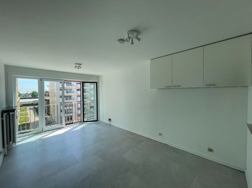 Heeft u meer vragen of interesse in deze opportuniteit, contacteer Daan Seys op 0491/06.97.30Deze studio is gelegen nabij de zee. Op 50m heb je het st