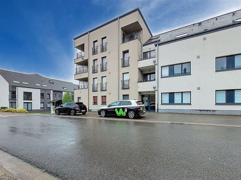 W Immobilière vous propose à Arlon, dans le quartier du Waschbour, un splendide appartement de 78 m² situé au rez-de-chaussée de la résidence . Ce bie