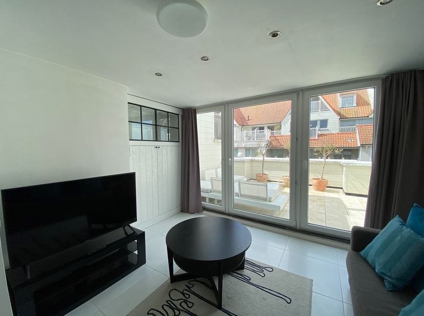 GEMEUBELD: Lichtrijke en en recent gerenoveerde penthouse met ruim zuidgericht terras van 19m2, op wandelafstand van het strand en de winkels.&lt;br /&gt;
H
