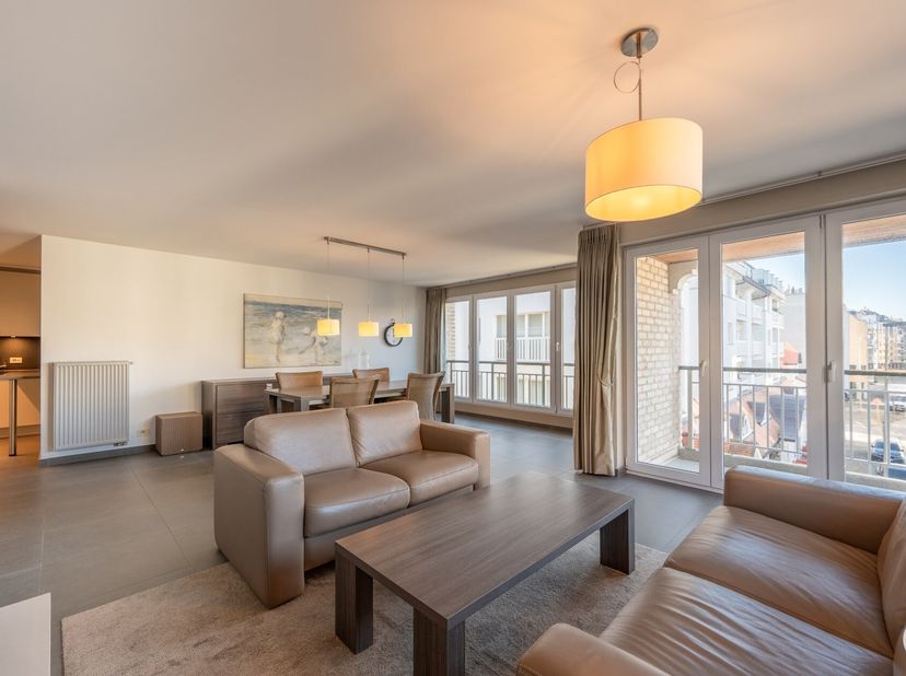 Prachtig HOEKappartement met 2 mooie slaapkamers gelegen op de Zoutelaan te Knokke.&lt;br /&gt;
Indeling: inkom met apart toilet, ruime leefruimte met open
