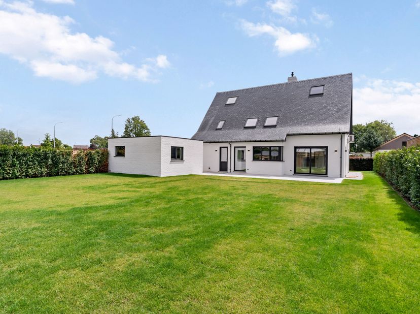 Deze vrijstaande villa nabij het centrum van Hoogstraten op perceel van 968 m² kende in 2025 een totaalrenovatie. Ze is voorzien van een hoogwaardige