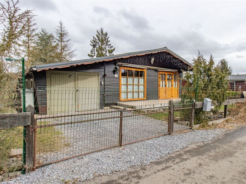 OPTIE ! Te koop, ruime chalet in een domein in Resteigne, een populair dorp in de vallei van de Lesse. Het is bemeubeld en in perfecte staat, en is ee